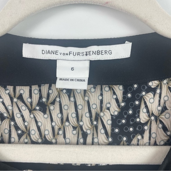 Diane Von Furstenburg Windona Black Panther Lace 100% Silk Blouse V-Neck Size 6 - Picture 11 of 16